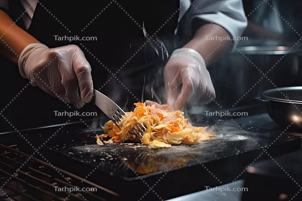 عکس آشپز در حال تهیه پاستا در آشپزخانه رستوران با دقت و مهارت