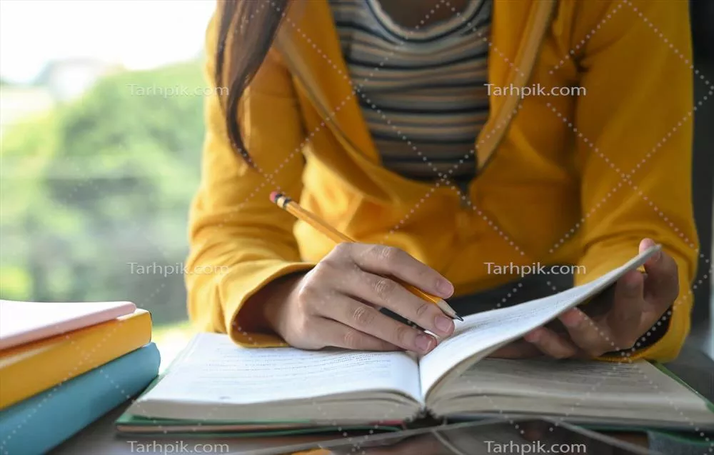 عکس دانش آموزان در حال مطالعه و یادداشت برداری برای آمادگی در امتحانات