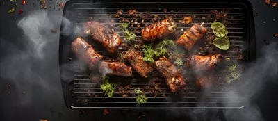 عکس تصویری جذاب از کباب پزی داغ با گوشت و سبزیجات رنگارنگ در حال پخت
