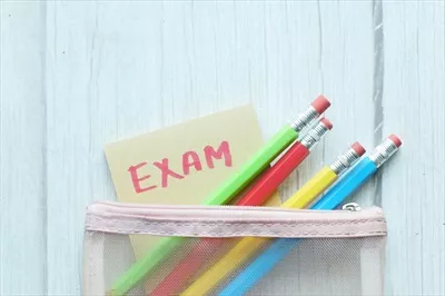 عکس یادداشت های رنگی و مدادها بر روی پس زمینه ای جذاب و شاداب