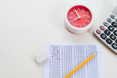 عکس بررسی ابزارهای ضروری برای موفقیت در امتحانات: قلم، ساعت و ماشین حساب