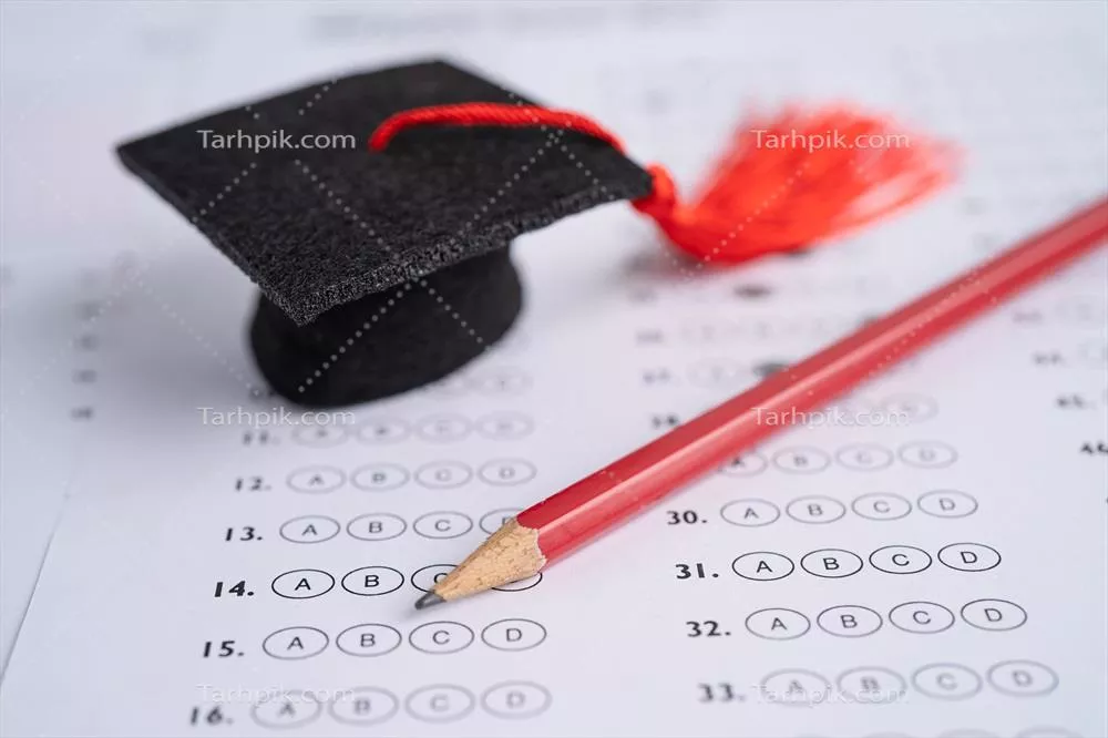 عکس تصویری از فارغ التحصیلی با کلاه و مداد بر روی برگه پاسخ