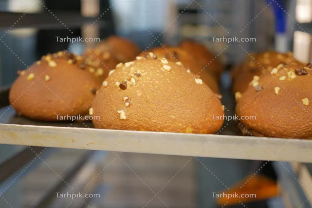 عکس نان تازه پخته شده بر روی قفسه ها آماده فروش در نانوایی