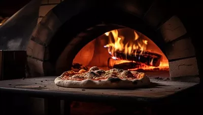 عکس پیتزای گورمت پخته شده در فر چوبی با طعمی بی نظیر و خاص