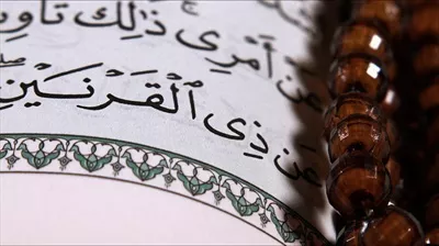 عکس قرآن، کتاب مقدس مسلمانان و ابزار شمارش دعاها با دقت و زیبایی