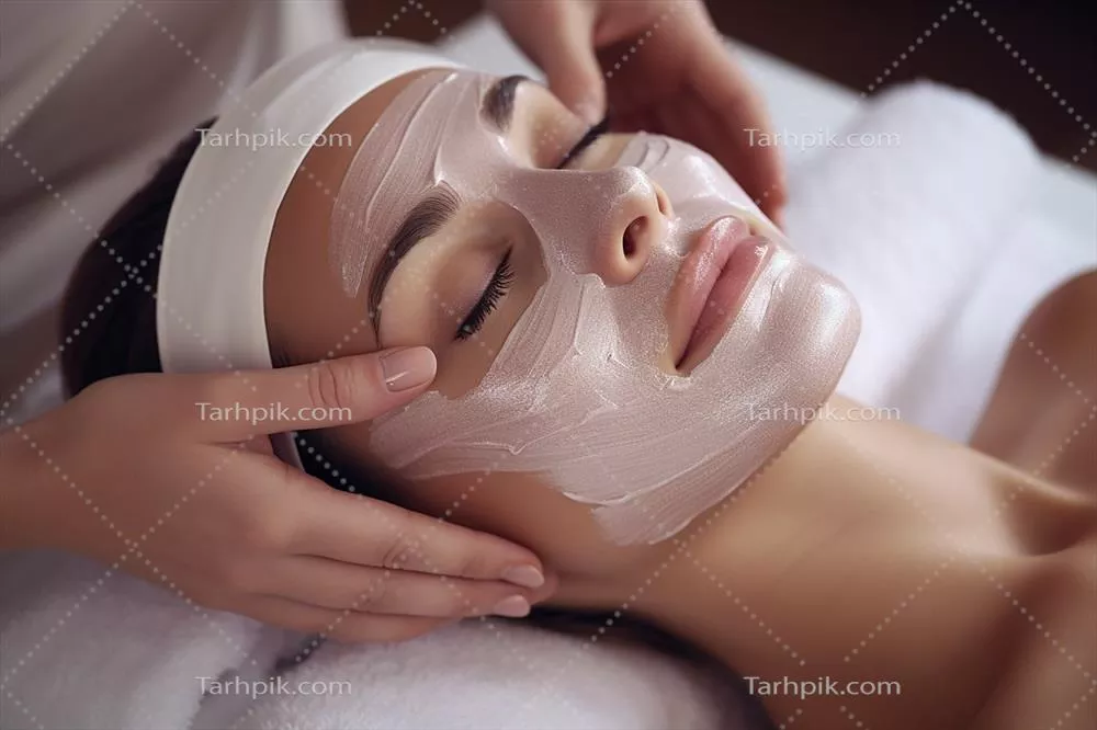 عکس زنی جوان در حال استراحت و لذت بردن از درمان صورت در یک اسپا