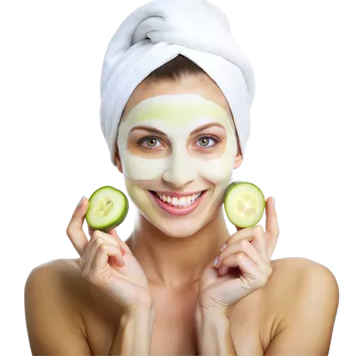 عکس دوربری زنی که با لبخند دو خیار را در دستانش نگه داشته است