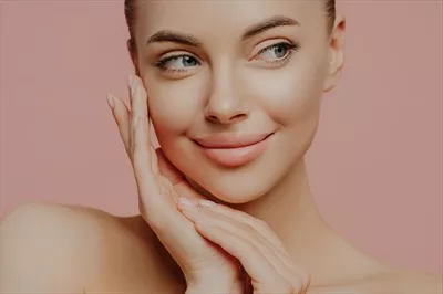 عکس زنی جوان و زیبا با پوستی تمیز و تازه که به دور نگاه می کند