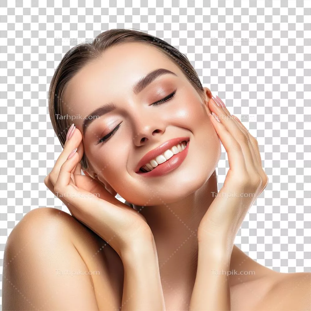 عکس دوربری زنی زیبا با پوستی تمیز و لبخندی دلنشین در محیطی طبیعی