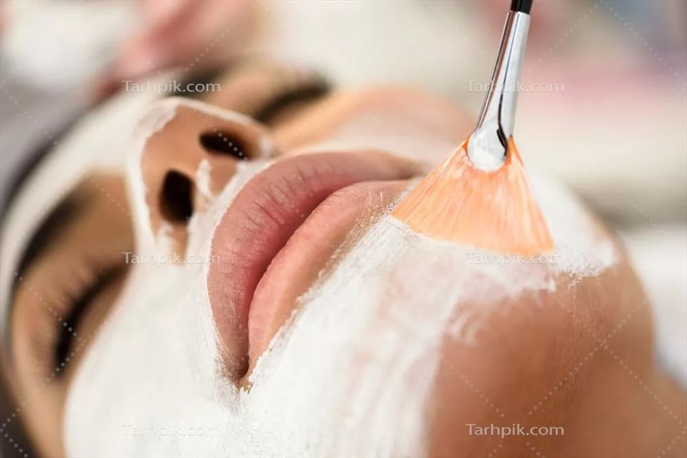 عکس زیبایی شناسی: استفاده از ماسک بر روی صورت یک زن زیبا