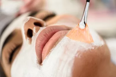 عکس زیبایی شناسی: استفاده از ماسک بر روی صورت یک زن زیبا