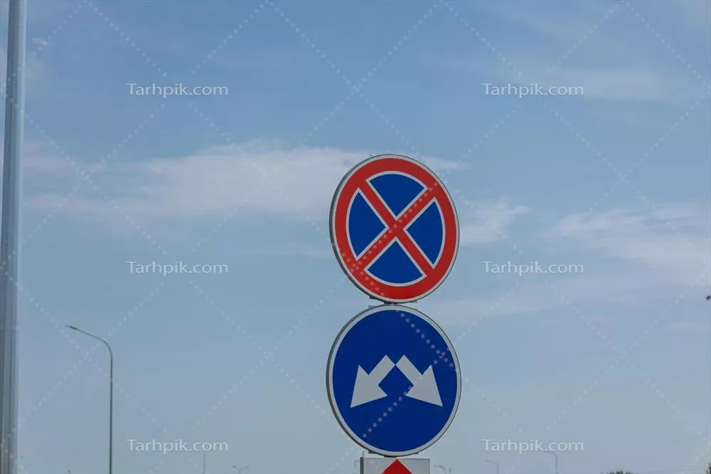 عکس تابلوی ممنوعیت پارک و جاده کوهستانی در برابر آسمان آبی