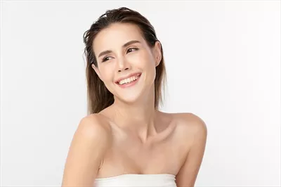 عکس زنی جوان و زیبا با پوستی تمیز و تازه در پس زمینه ای سفید