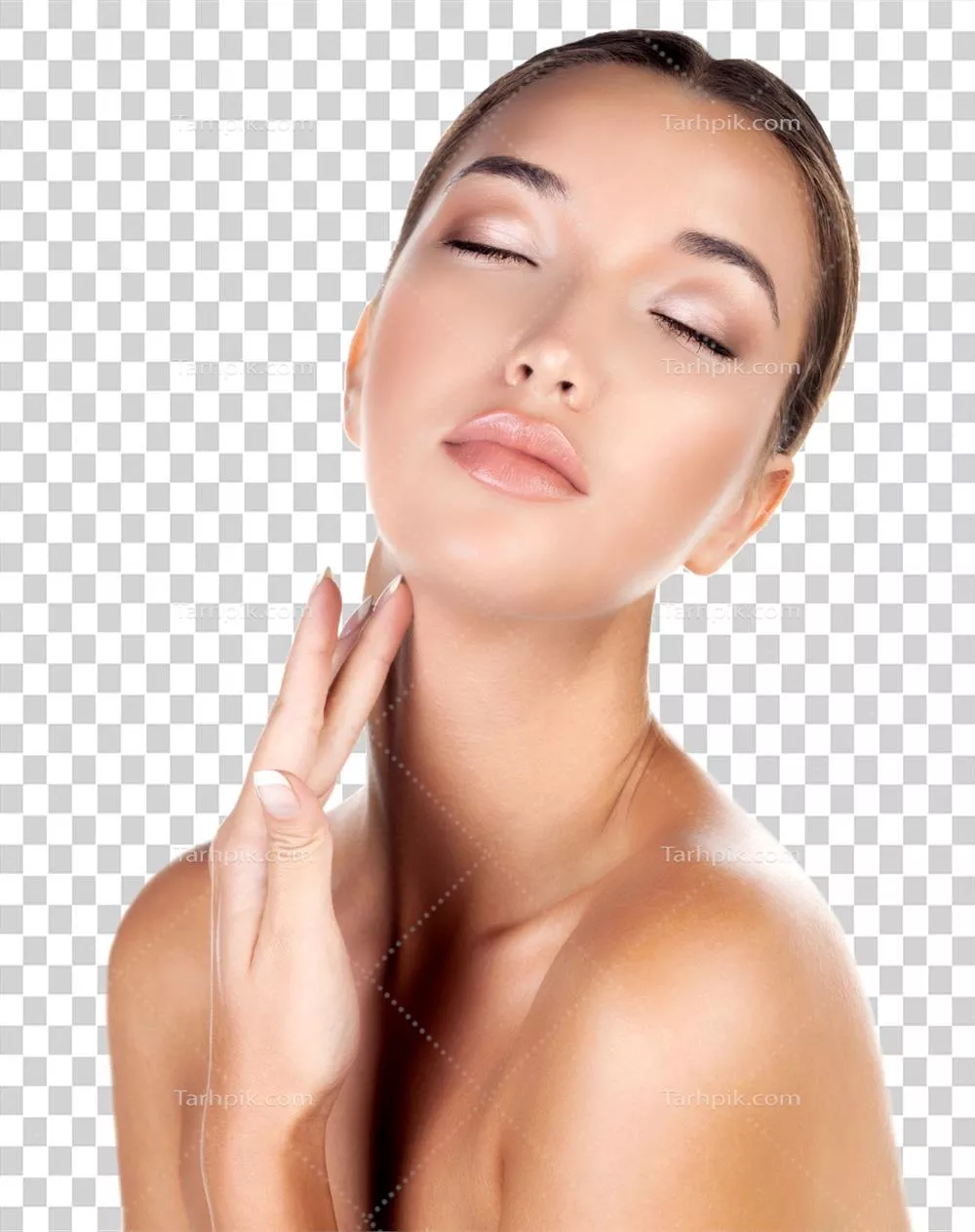 عکس دوربری پرتره ای از زن با پوست بی نقص در پس زمینه ای ساده و زیبا