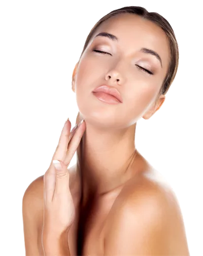 عکس دوربری پرتره ای از زن با پوست بی نقص در پس زمینه ای ساده و زیبا