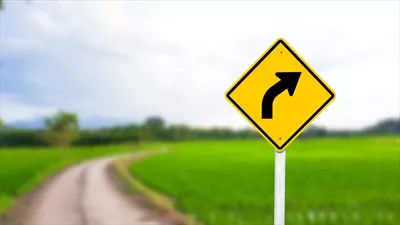 عکس فلش سیاه رنگ با انحنا به راست بر روی تابلو زرد روشن