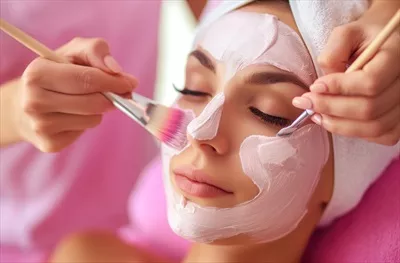 عکس نحوه استفاده از ماسک صورت تولید شده با هوش مصنوعی برای زیبایی پوست