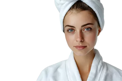 عکس دوربری زنی در لباس خواب سفید و حوله بر سر، در پس زمینه شفاف ایستاده است
