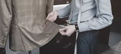عکس خیاط مرد در حال کار در استودیو: هنر دوخت و دوز با دقت و خلاقیت