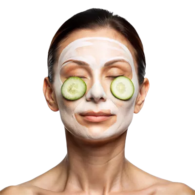 عکس دوربری زنی در حال لذت بردن از روتین مراقبت از پوست صبحگاهی با ماسک صورت و خیار