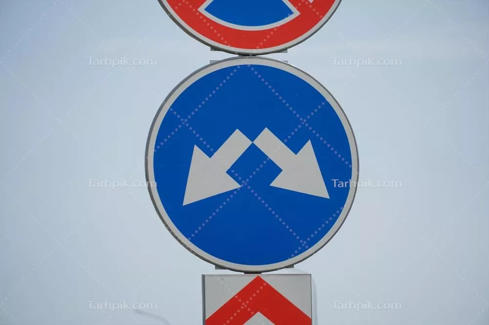 عکس تابلوی ترافیکی آبی و سفیدی که راهنمایی و رانندگی را نشان می دهد