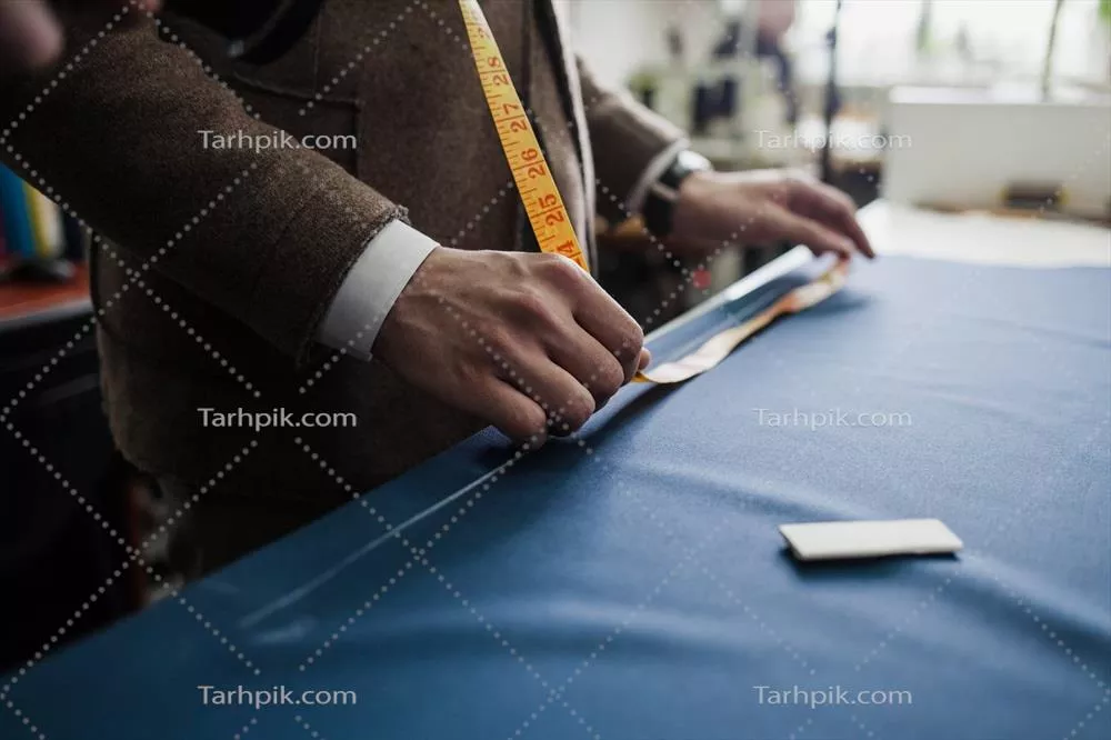 عکس تصویری از یک برشکار حرفه ای در حال کار بر روی پروژه ای خاص