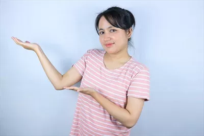 عکس زنی جوان و زیبا از نژاد آسیایی با لبخند در پس زمینه سفید