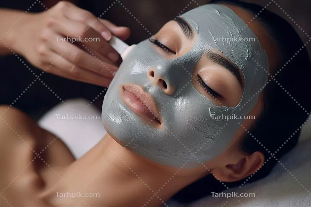 عکس کارمند در حال استفاده از ماسک صورت بر روی چهره جوان در یک مرکز زیبایی