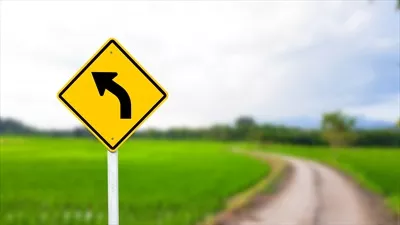عکس فلش سیاه رنگ با انحنا به سمت چپ بر روی تابلو زرد روشن