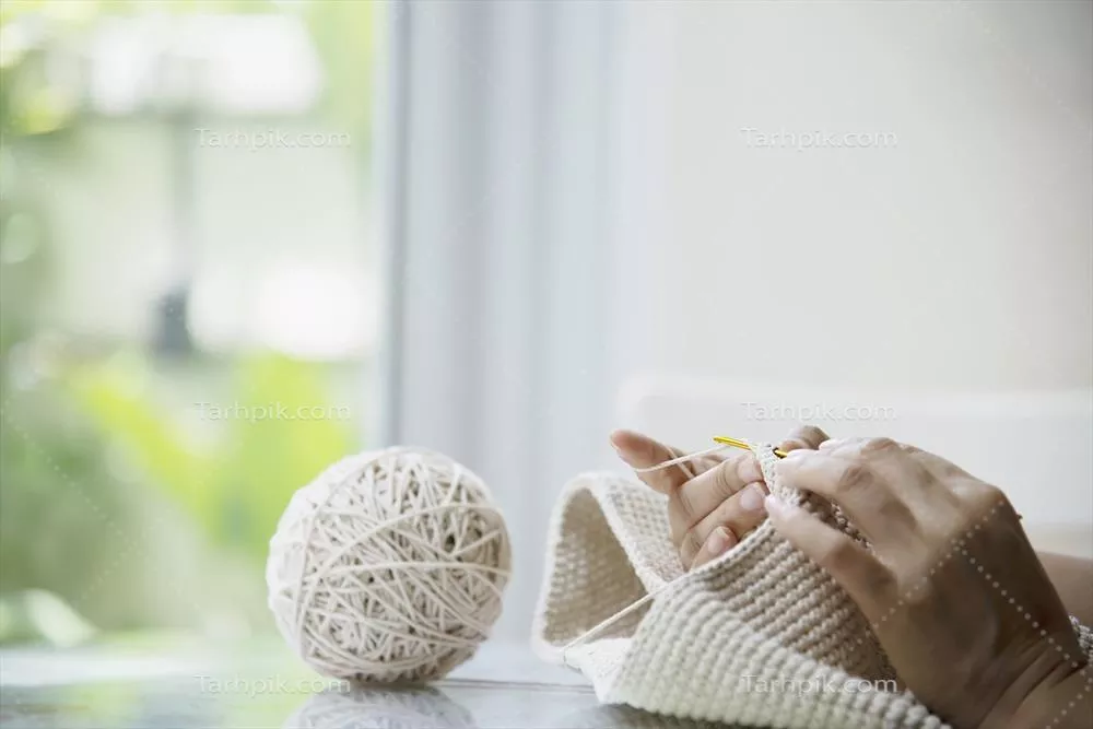 عکس زنان خلاق: هنر بافندگی خانگی و DIY در دنیای مدرن