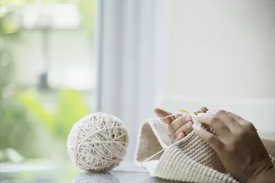 عکس زنان خلاق: هنر بافندگی خانگی و DIY در دنیای مدرن