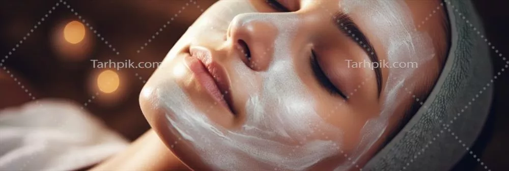 عکس متخصص زیبایی حرفه ای در حال استفاده از ماسک صورت حبابی اکسیژن زا بر روی مشتری در فضایی آرامش بخش