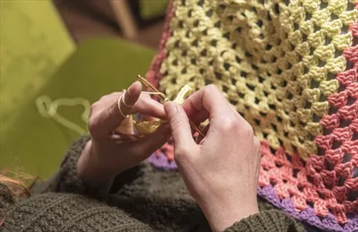 عکس زنی ناشناس در حال بافتنی: لحظه ای از زندگی روزمره