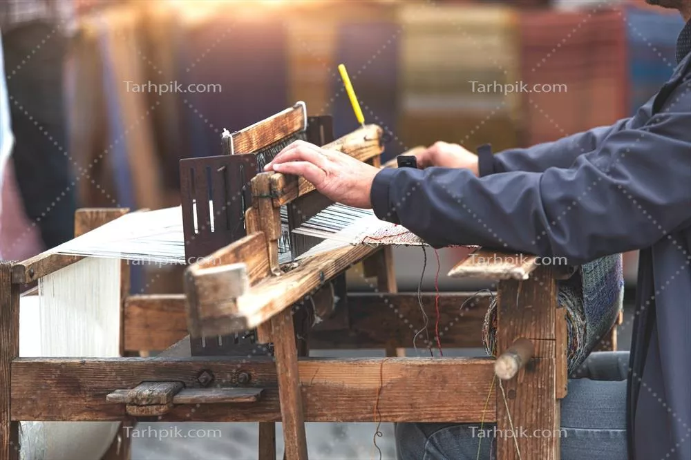عکس تصویری از قاب چوبی قدیمی در حال بافت با جزئیات زیبا و دلنشین