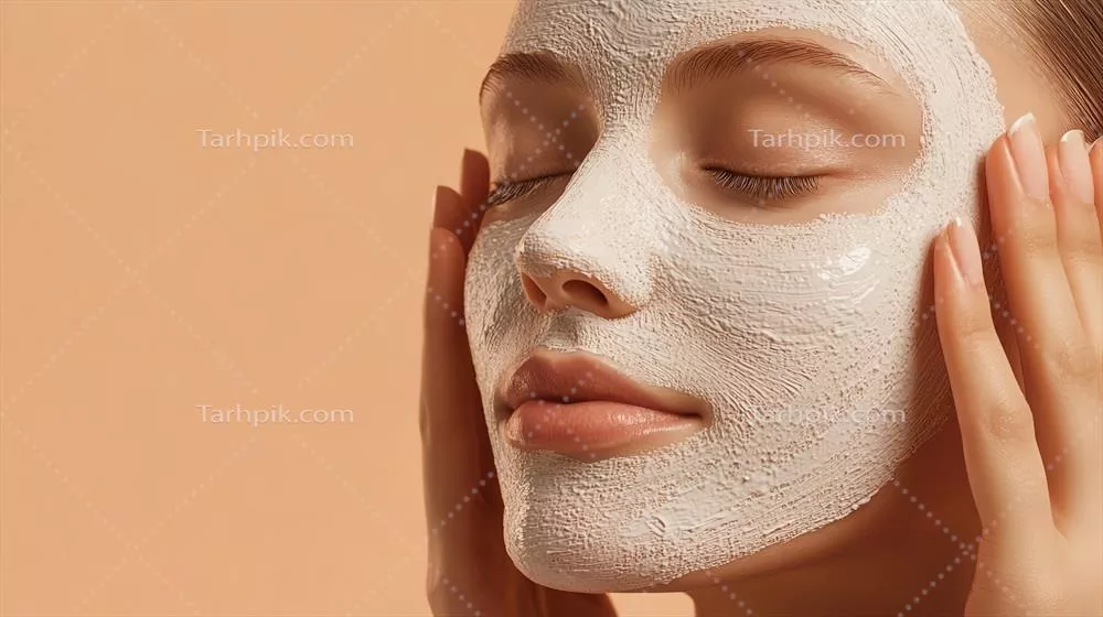عکس زنی با چشمان بسته در حال استفاده از ماسک صورت برای مراقبت از پوست