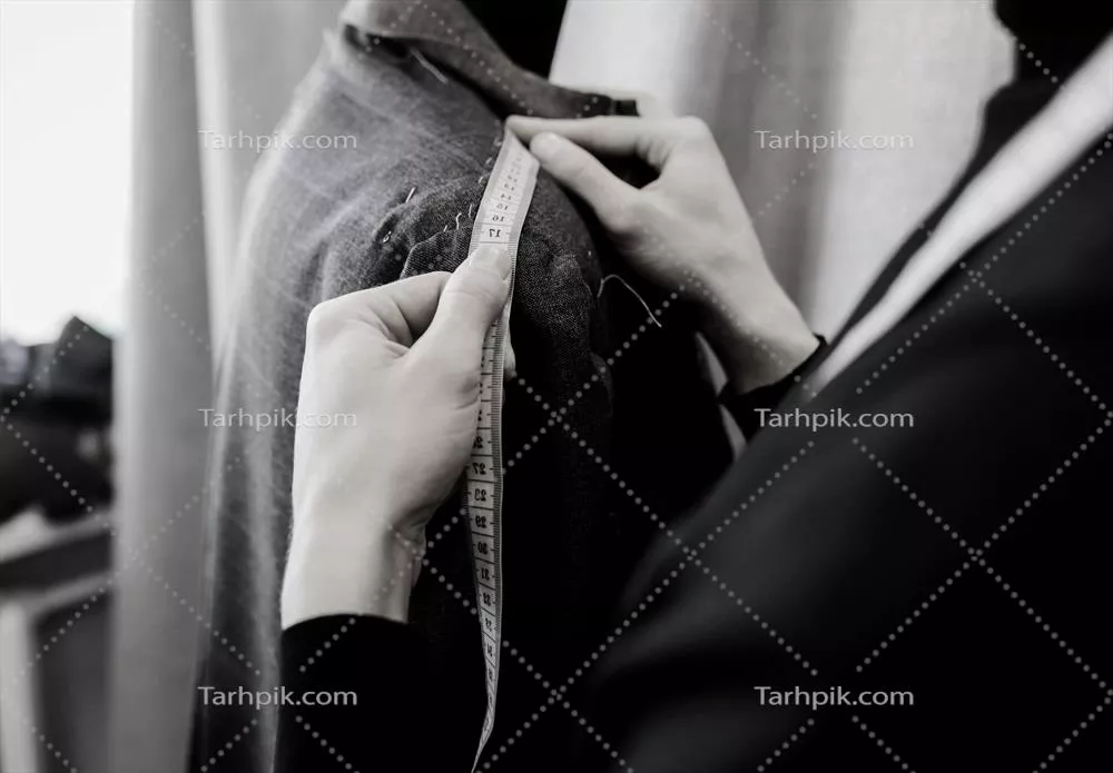 عکس خیاط مرد در حال طراحی و دوخت کت و شلوار مجلسی یا عروسی