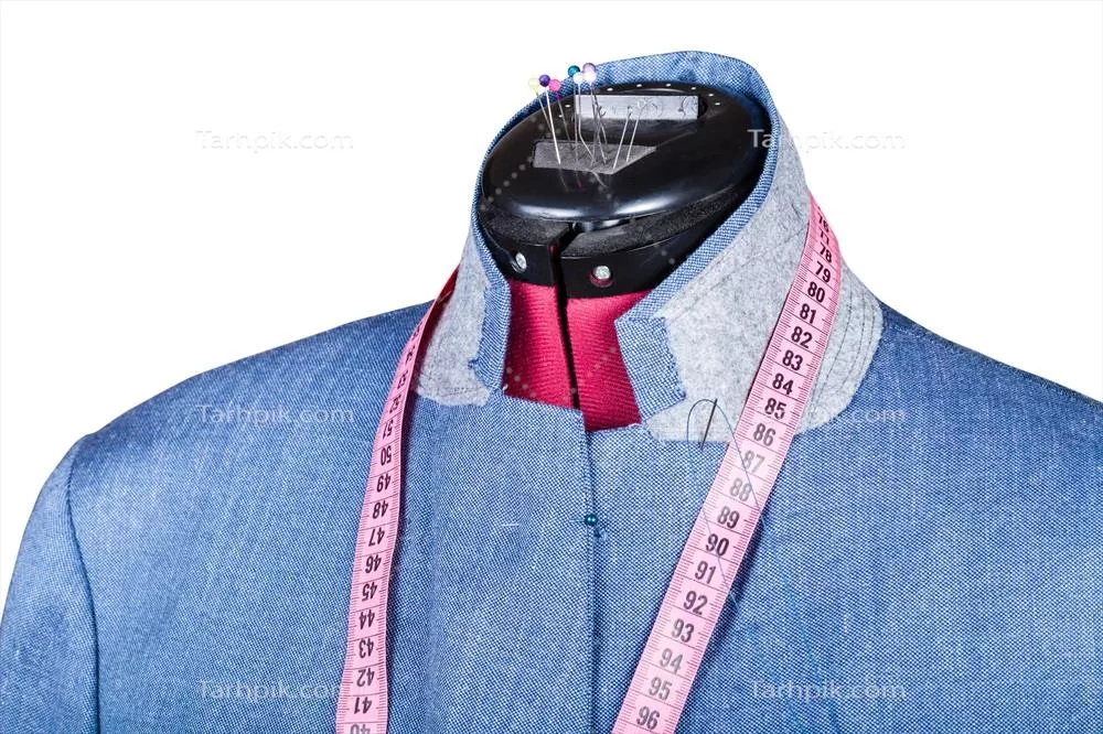 عکس دوخت کت ابریشمی آبی مردانه بر روی مانکن با جزئیات دقیق
