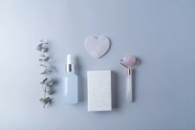 عکس سرم یا روغن صورت در بطری قطره چکان و ابزارهای ماساژ صورت