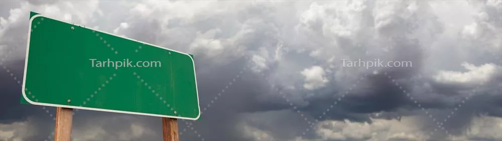 عکس تابلوی سبز رنگ در برابر آسمان طوفانی و ابری با حال و هوای ترسناک