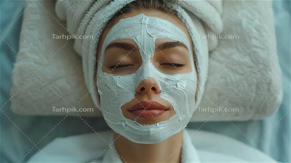 عکس زنی زیبا که از درمان صورت در یک اسپای لوکس لذت می برد