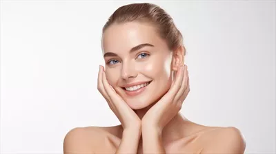 عکس تصویری نزدیک از یک زن زیبا با پوست صورت بی نظیر و تمرکز بر مراقبت از پوست و آرایش
