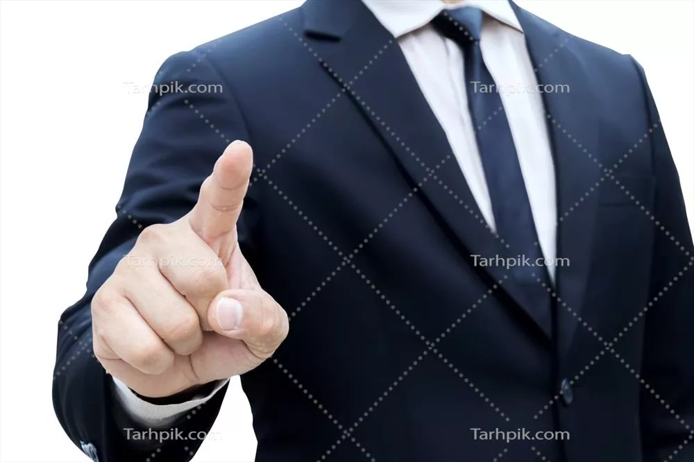 عکس مدیر کسب و کار آسیایی در حال تعامل با یک رابط لمسی پیشرفته