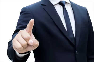 عکس مدیر کسب و کار آسیایی در حال تعامل با یک رابط لمسی پیشرفته