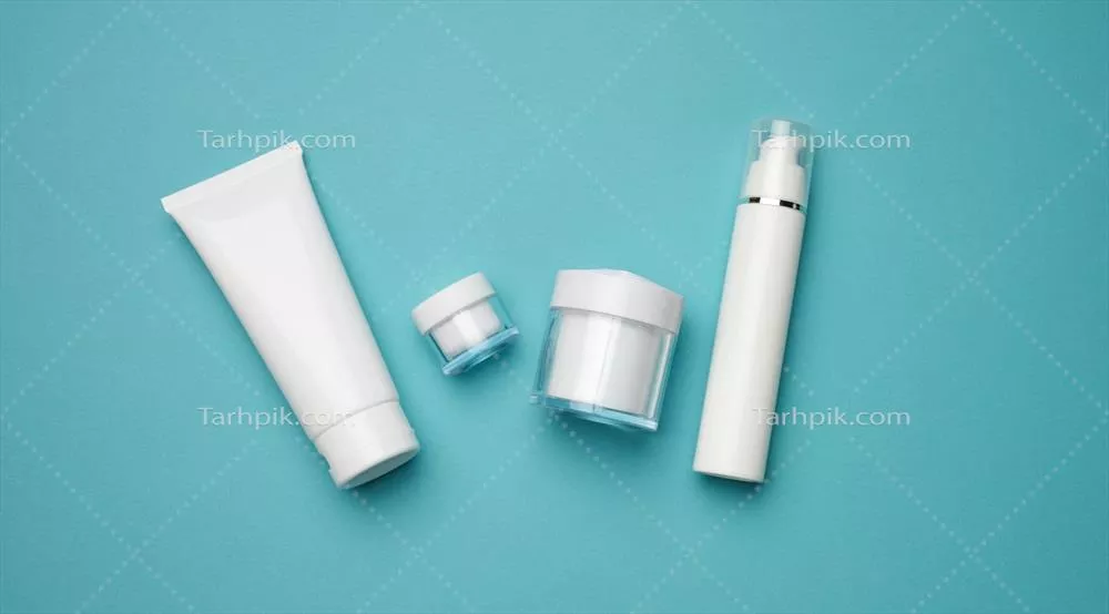 عکس بطری شیشه ای و لوله های پلاستیکی خالی برای محصولات آرایشی بر روی پس زمینه آبی