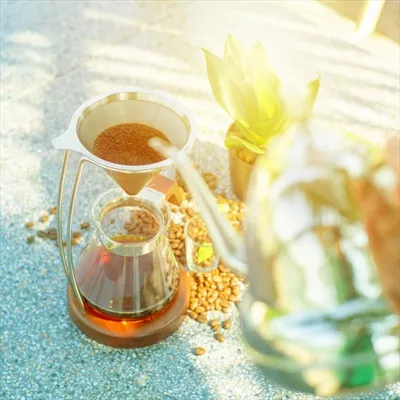 عکس نمایی زیبا از ست قهوه ساز کلاسیک با بارستای محو در پس زمینه