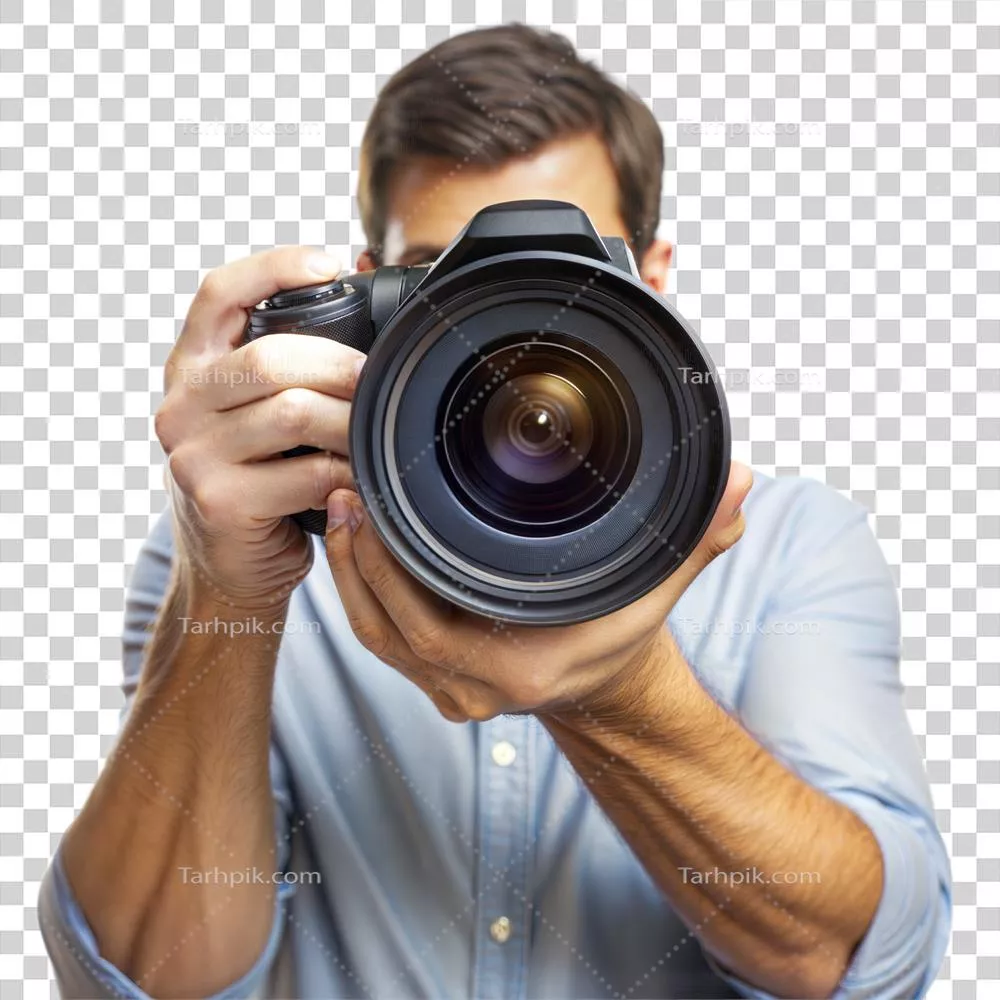 عکس دوربری مردی در حال عکاسی با دوربین در یک محیط طبیعی زیبا