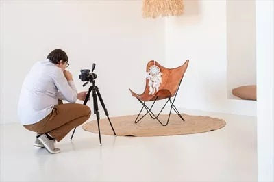 عکس عکاسی مرد در فضایی مینیمالیستی با نور ملایم و دکوراسیون روشن