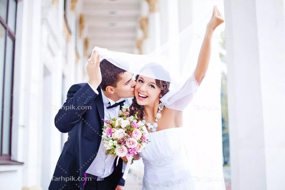 عکس زیبا از یک زوج در روز عروسی شان با لحظات عاشقانه و شاداب