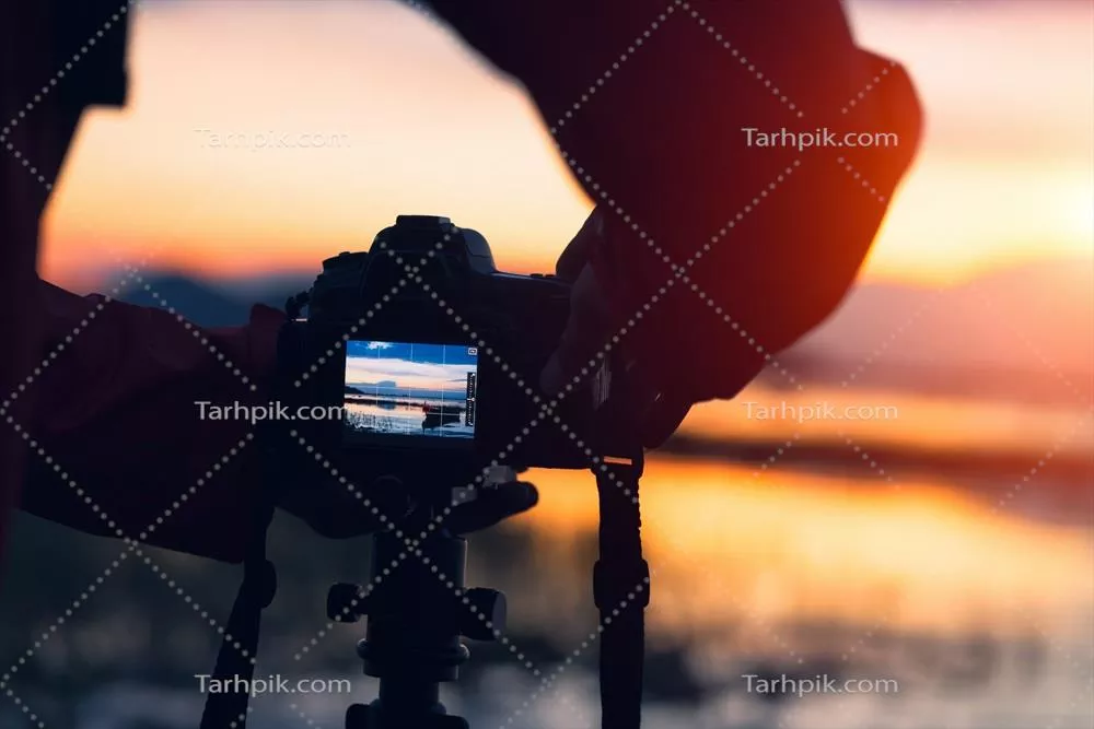 عکس سایه نما از یک عکاس که به سفر و عکاسی علاقه دارد