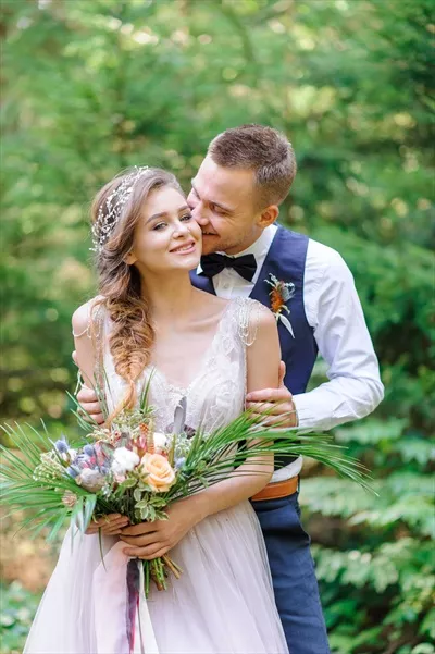 عکس لحظه ای شاد و دلنشین از یک زوج تازه ازدواج کرده در دل طبیعت